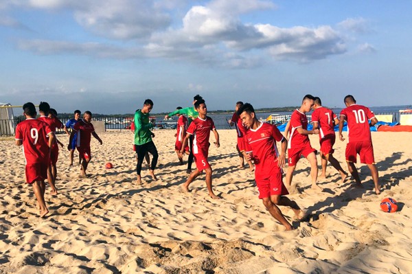 ĐT bóng đá bãi biển Việt Nam sẵn sàng cho trận ra quân tại Giải Đông Nam Á 2018 | VTV.VN