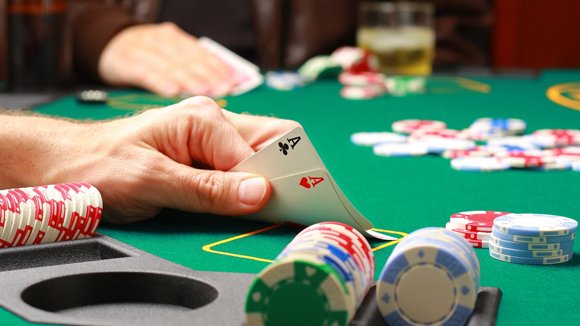 Ở Mỹ người ta coi Poker là trò chơi trắng đen, muốn chơi thì phải vào Casino.