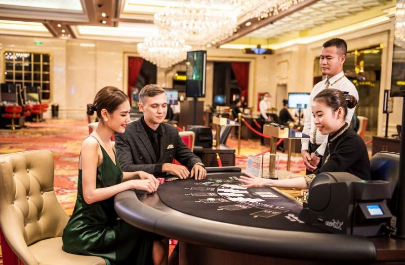 Trả lời câu hỏi “Tên người chia bài casino là gì?” »