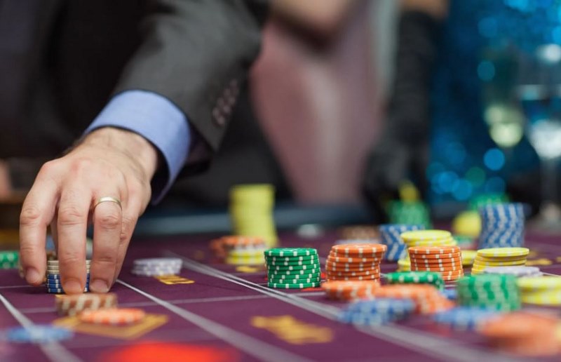 Giải đáp câu hỏi "Người chia bài trong casino gọi là gì?"