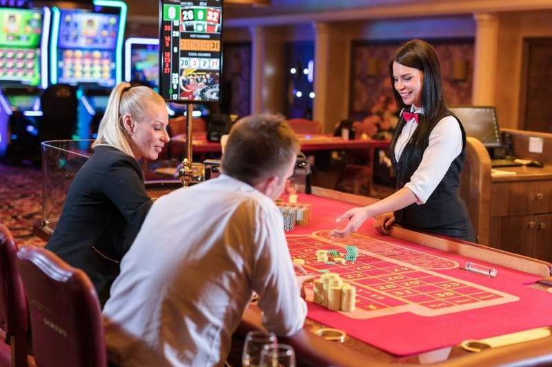 Giải đáp câu hỏi "Người chia bài trong casino gọi là gì?"