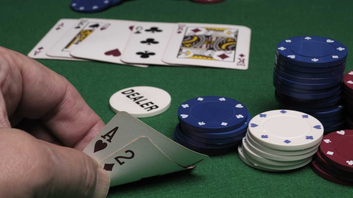 Cách chơi một ván bài với hai đôi trong poker | Tự nhiên8