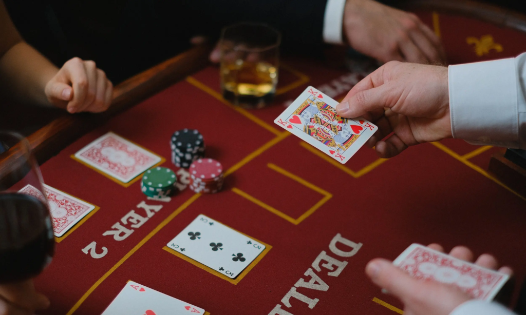 Bỏ bài trong Poker: định nghĩa, chiến lược và tối ưu hóa các quyết định