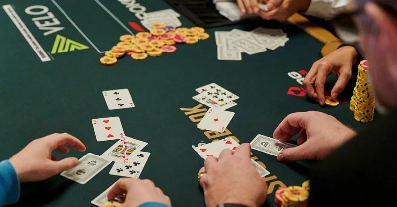 Cách xử lý các quân bài rác trong Poker: Từ chiến thắng gấp đến trò lừa bịp đỉnh cao