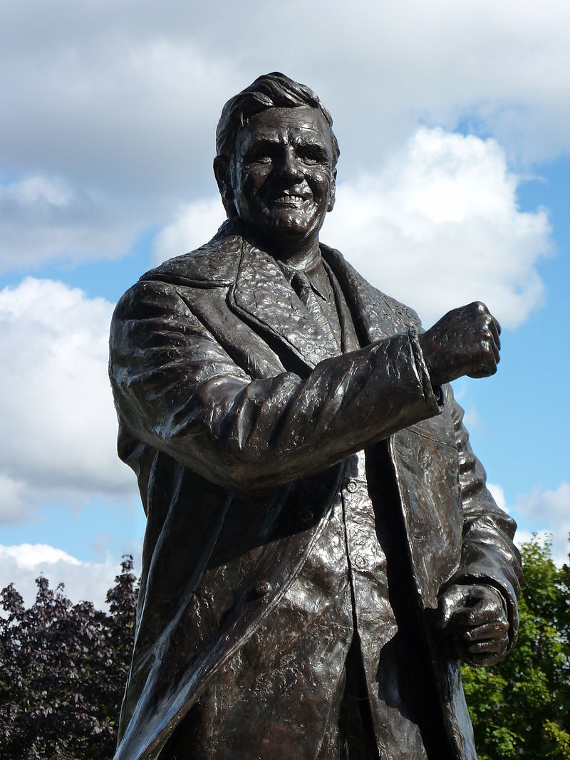 Tượng Don Revie bên ngoài Sân vận động Elland Road