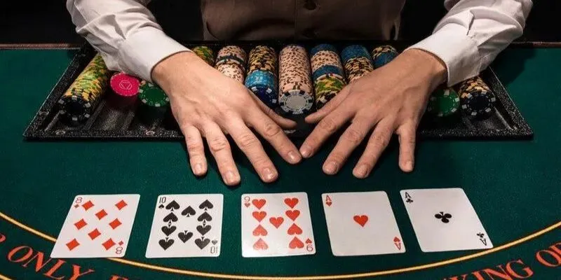 Cách cầm bài xì dách để giúp bạn hiểu được tình hình trò chơi
