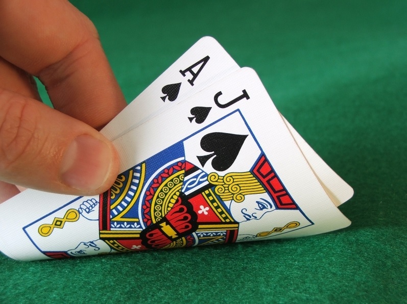 Phân Biệt Xì Tố và Poker: Điểm Giống Và Khác Nhau Cơ Bản
