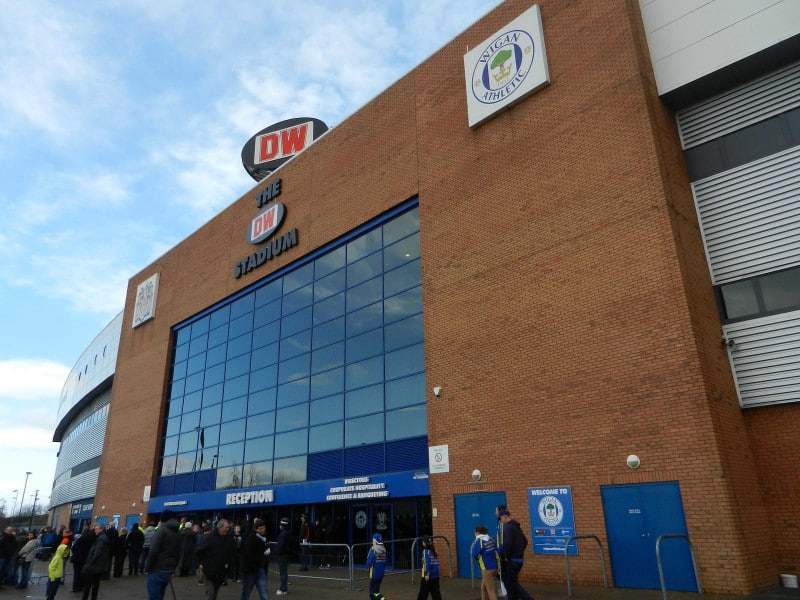 Hướng dẫn tham quan sân vận động DW